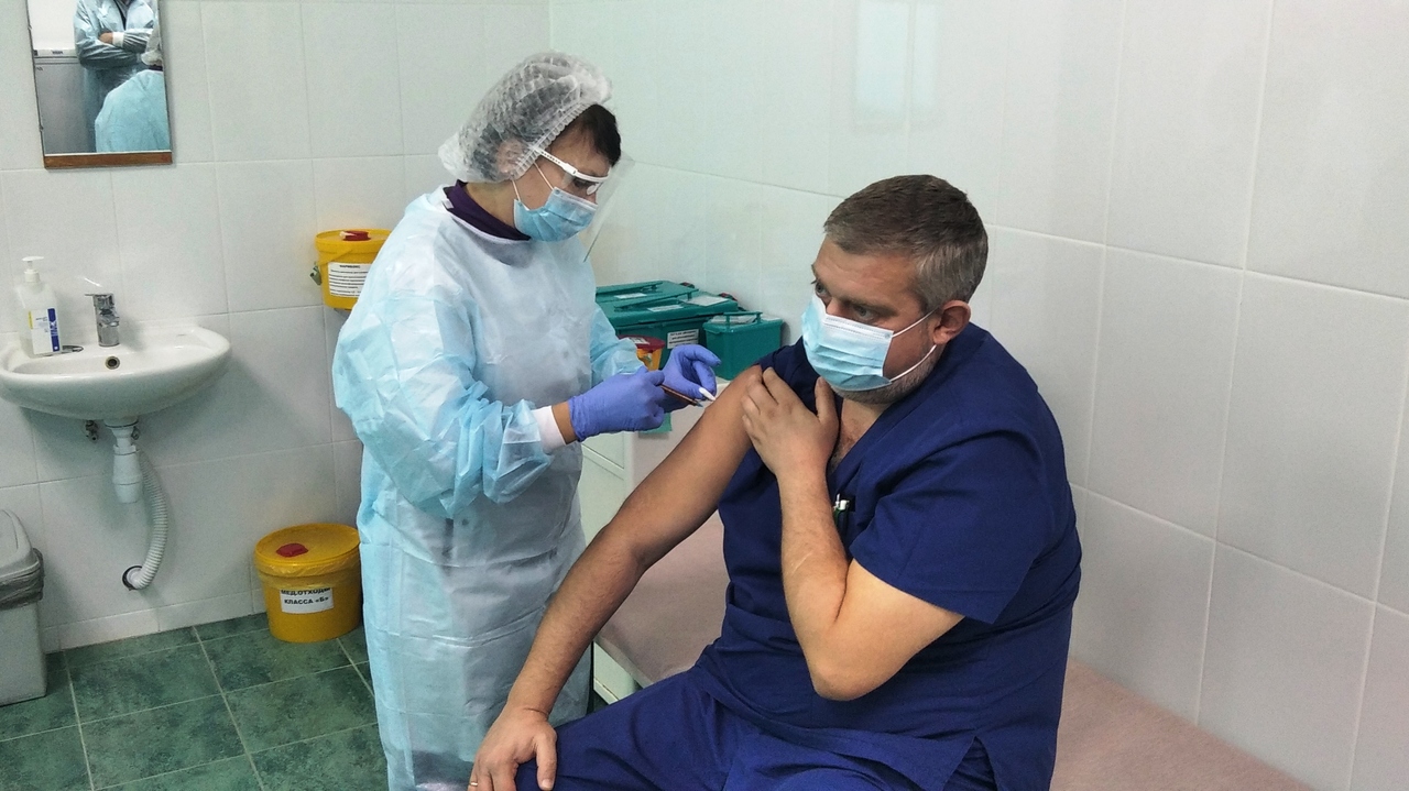 В Крыму начата вакцинация медицинских работников от новой коронавирусной  инфекции