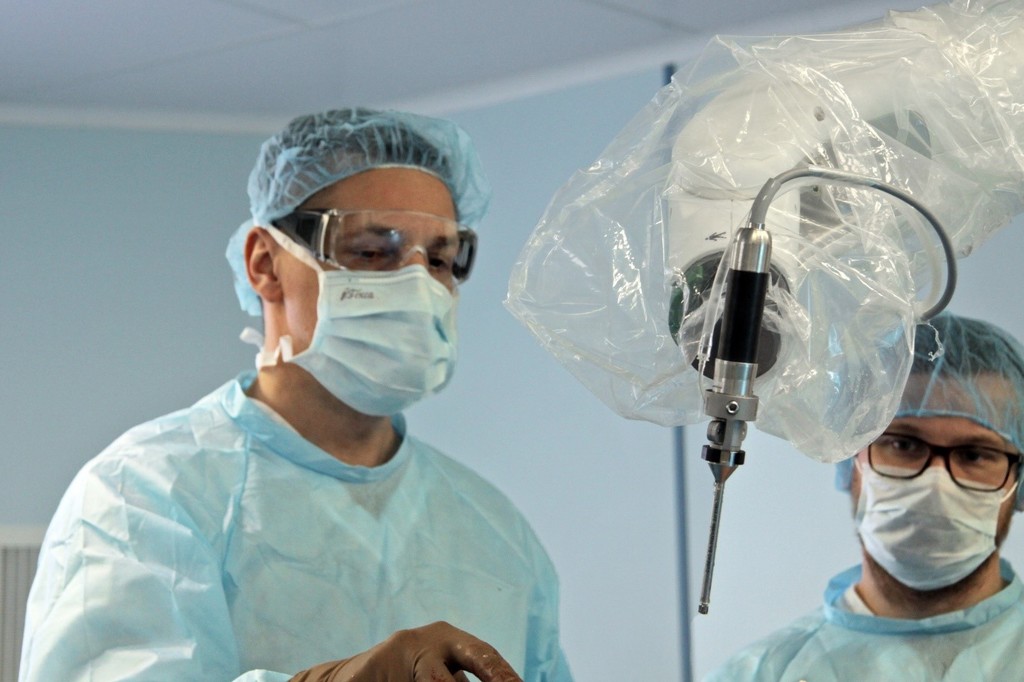 Робот-хирург в операционной: впервые в НМИЦ травматологии и ортопедии ...