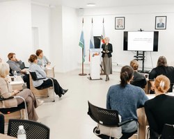 Photo 5454061940377779304 y