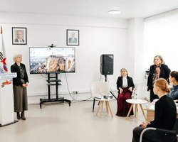 Photo 5454061940377779302 y